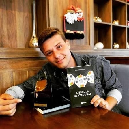 Escritor Bruno S. Justiça (John S. Meinlem) com o Prêmio Asas de Ouro